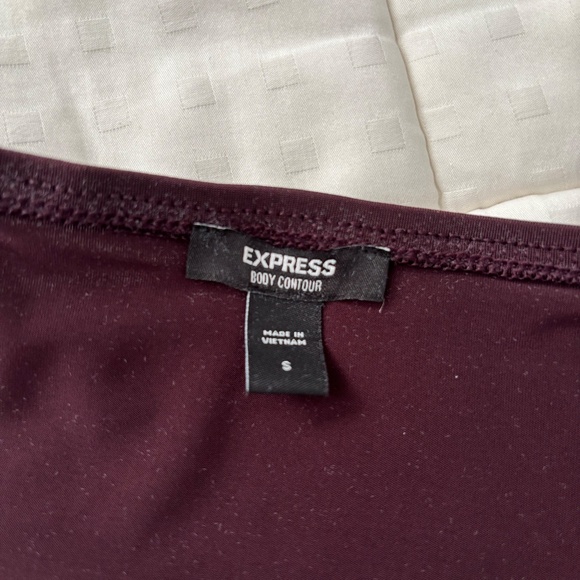 Express Body Contour Ruched Top - Picture 3 of 3
